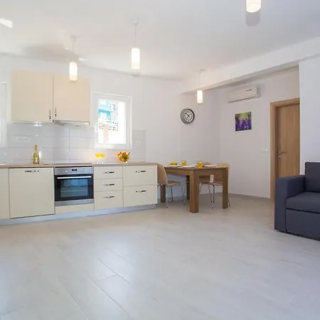 Apartament Mare *